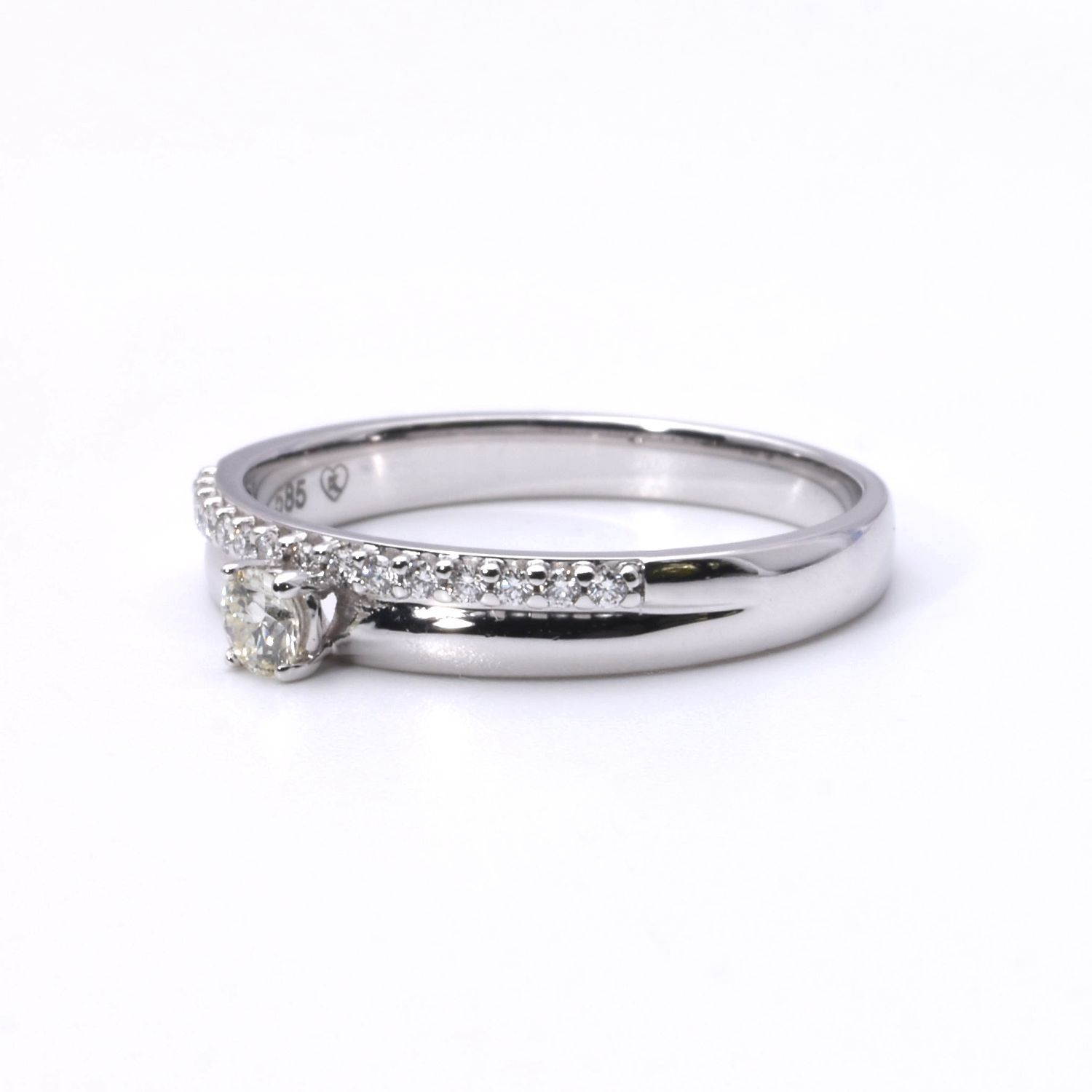 Ring mit Brillanten
