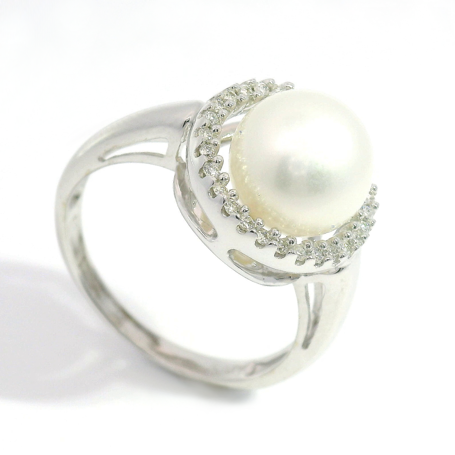 Ring mit Halbperle und Moissanite