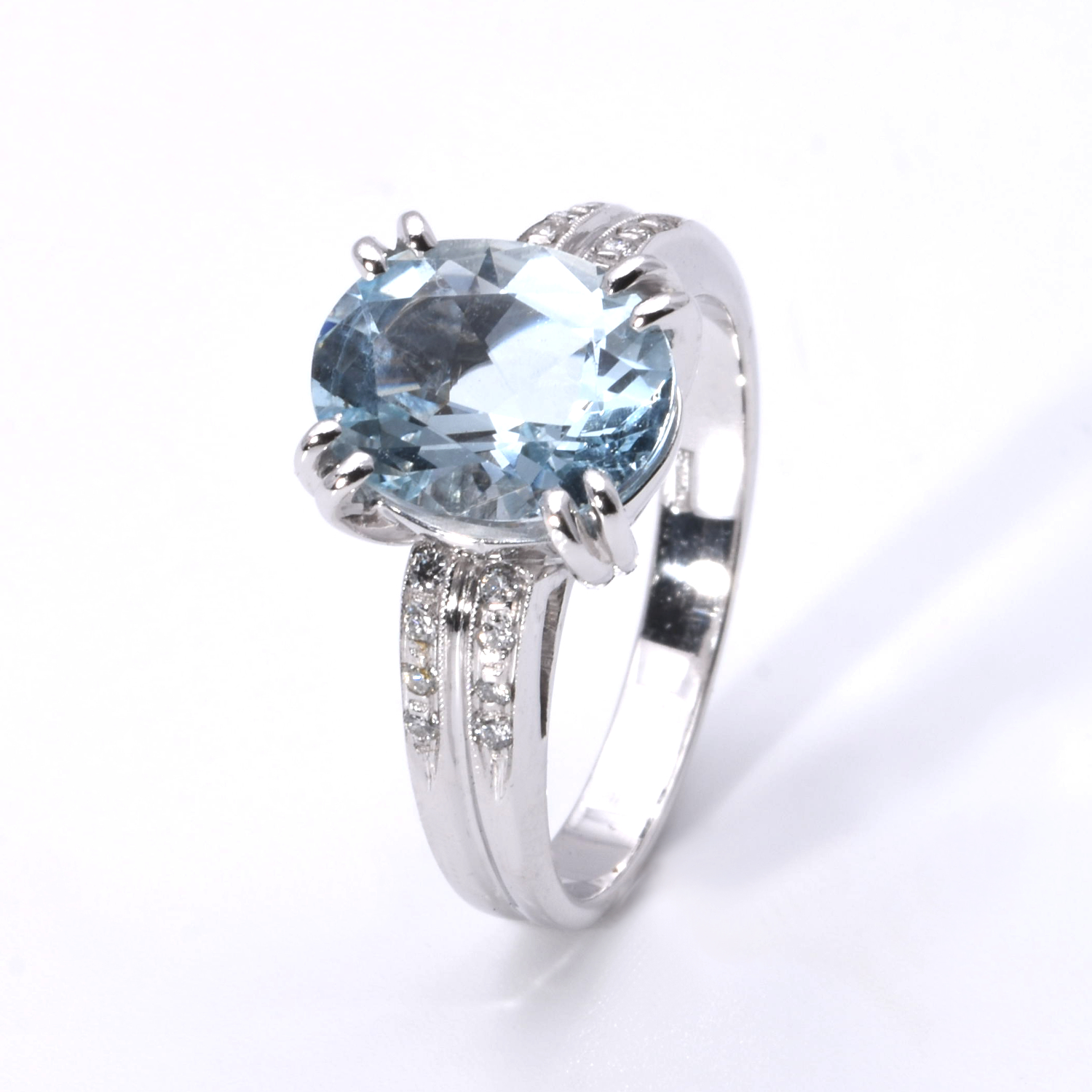 Ring mit Aquamarin und Brillanten