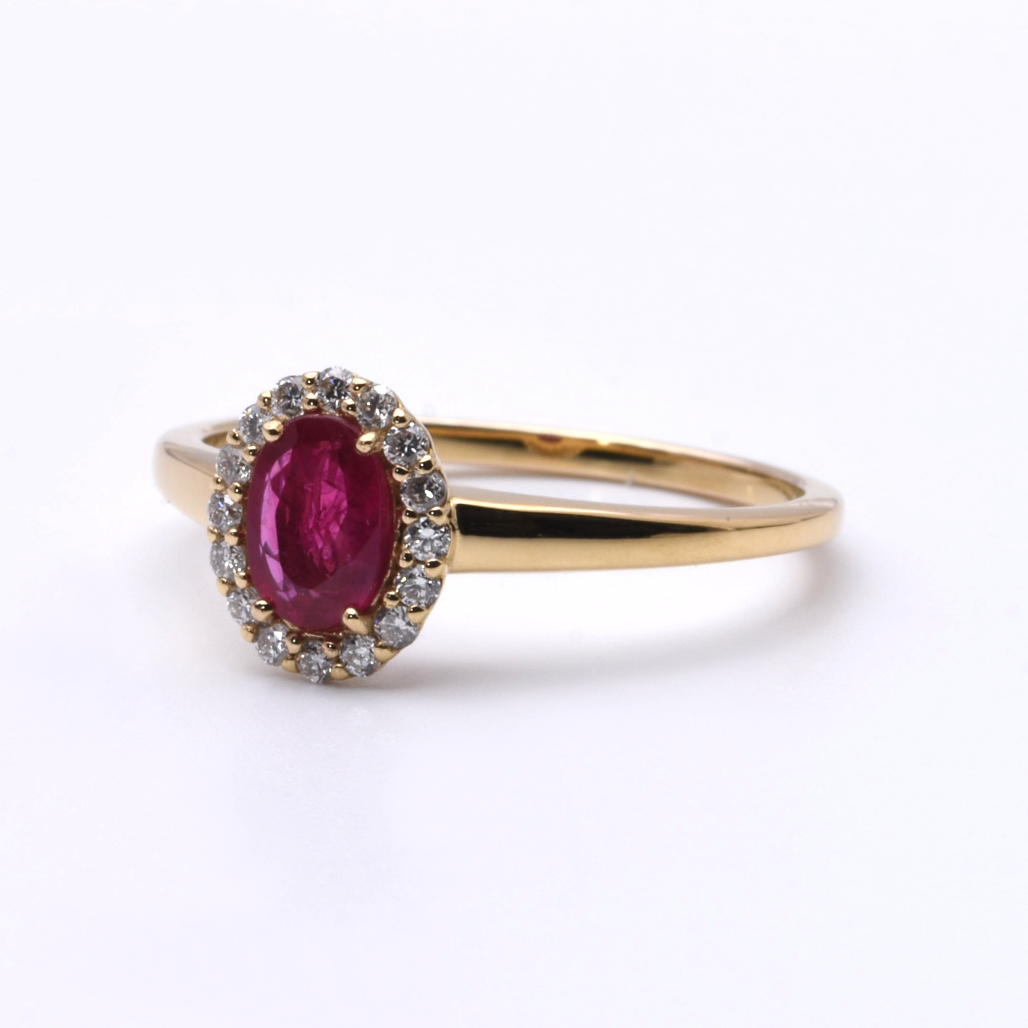 Ring mit Spinell und Brillanten