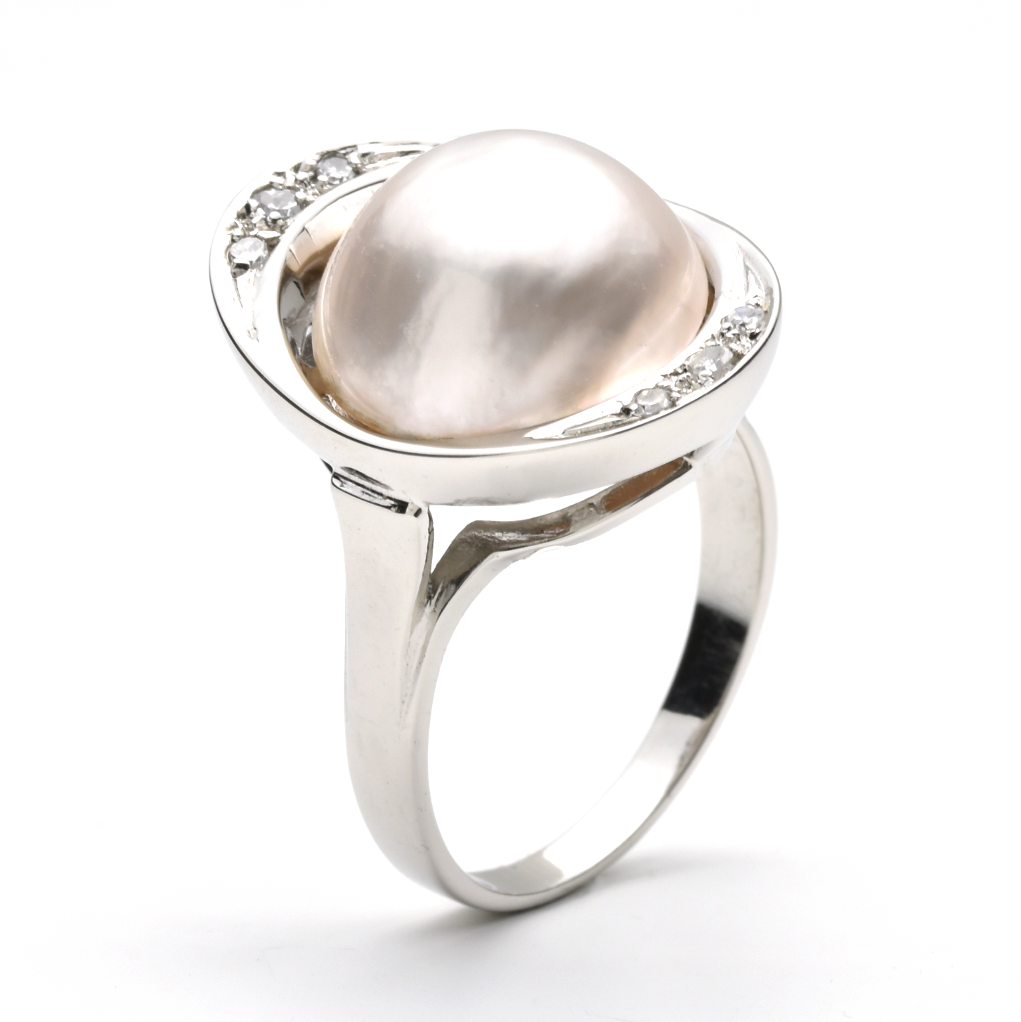 Ring mit Halbperlen und Diamanten