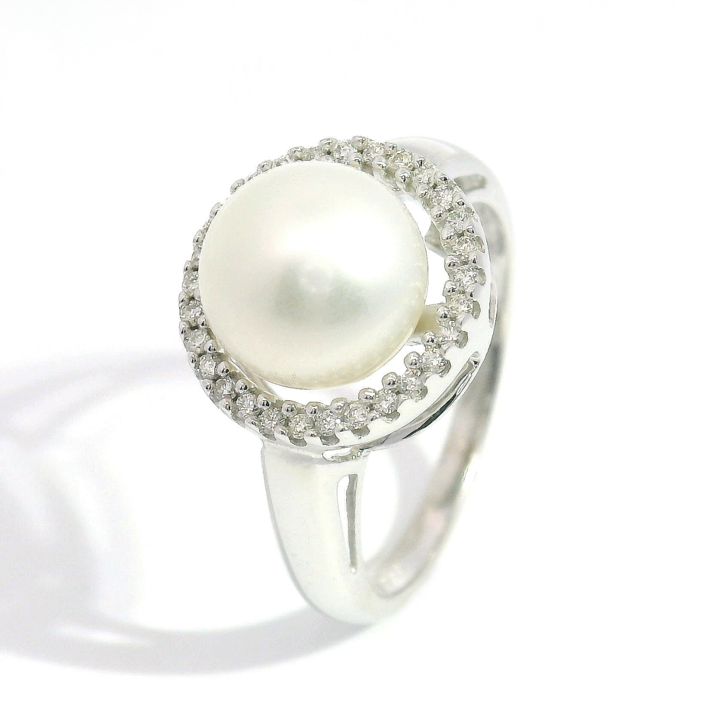 Ring mit Halbperle und Moissanite