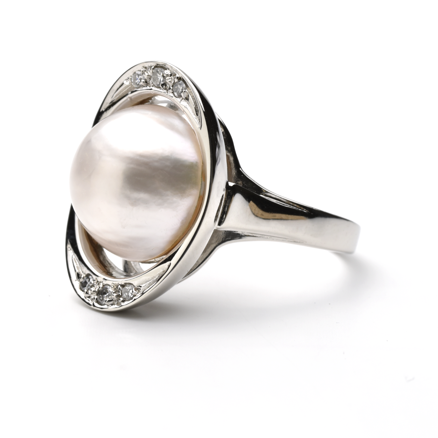 Ring mit Halbperlen und Diamanten